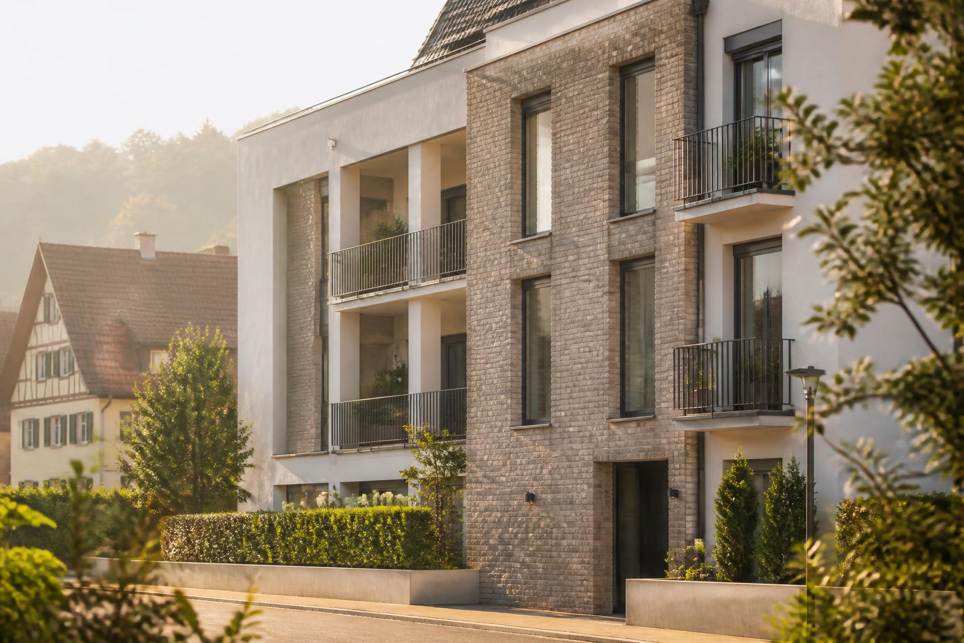 Helle Wohnbebauung im Morgenlicht – Sinnbild für betreute Immobilien
